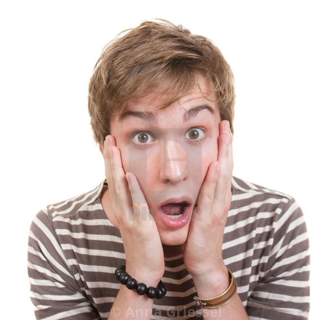 Удивленное лицо подростка