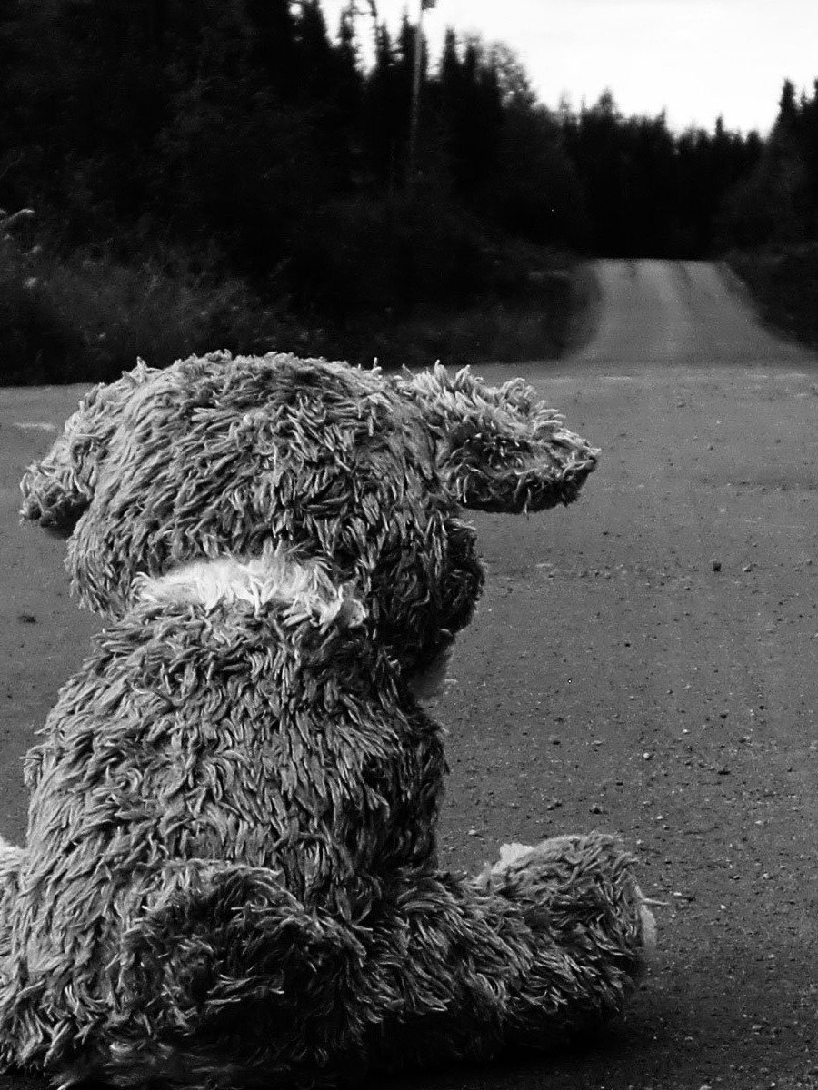 Грустный плюшевый медведь