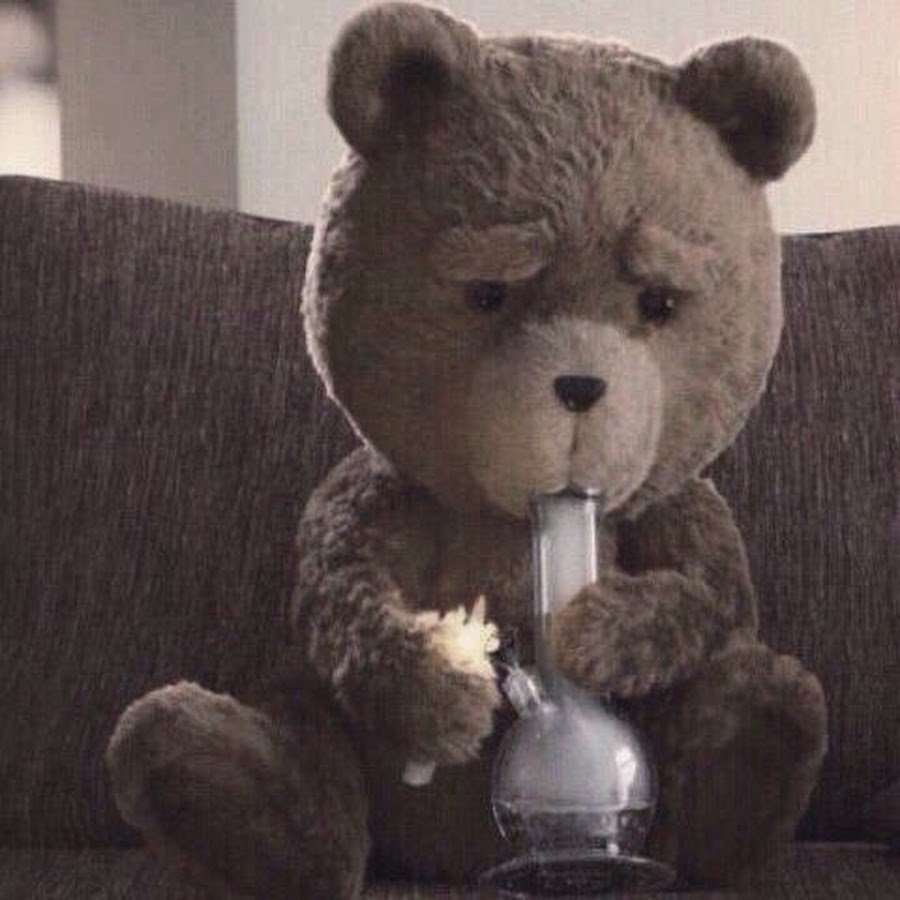 Обнимает большого мишку