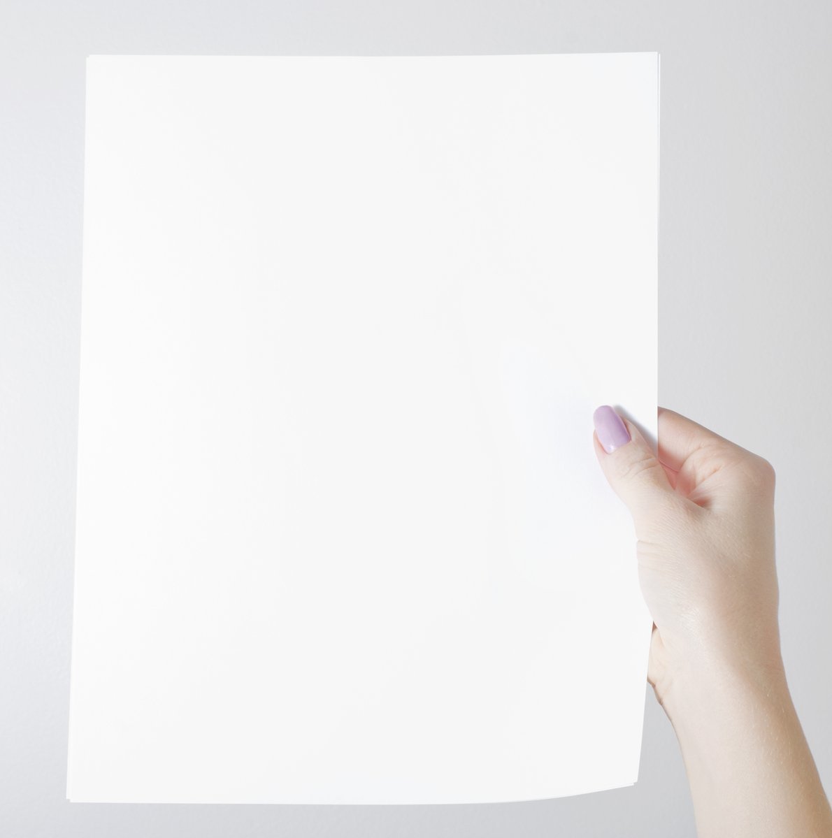 Листок бумаги в руке