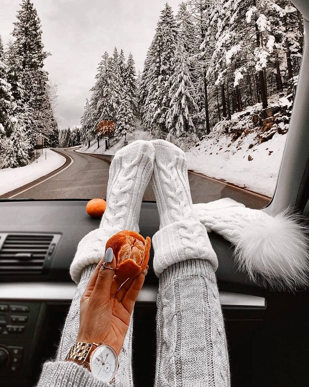 Снежок в руке