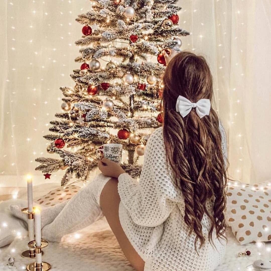 Девочка у елки со спины