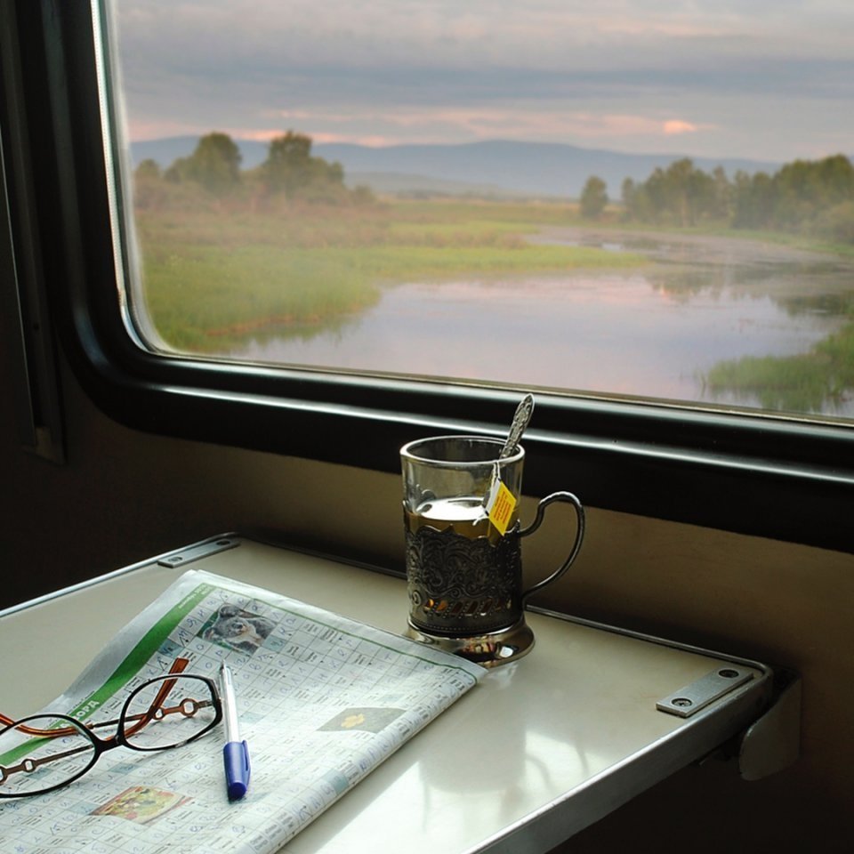 Столик в купе поезда