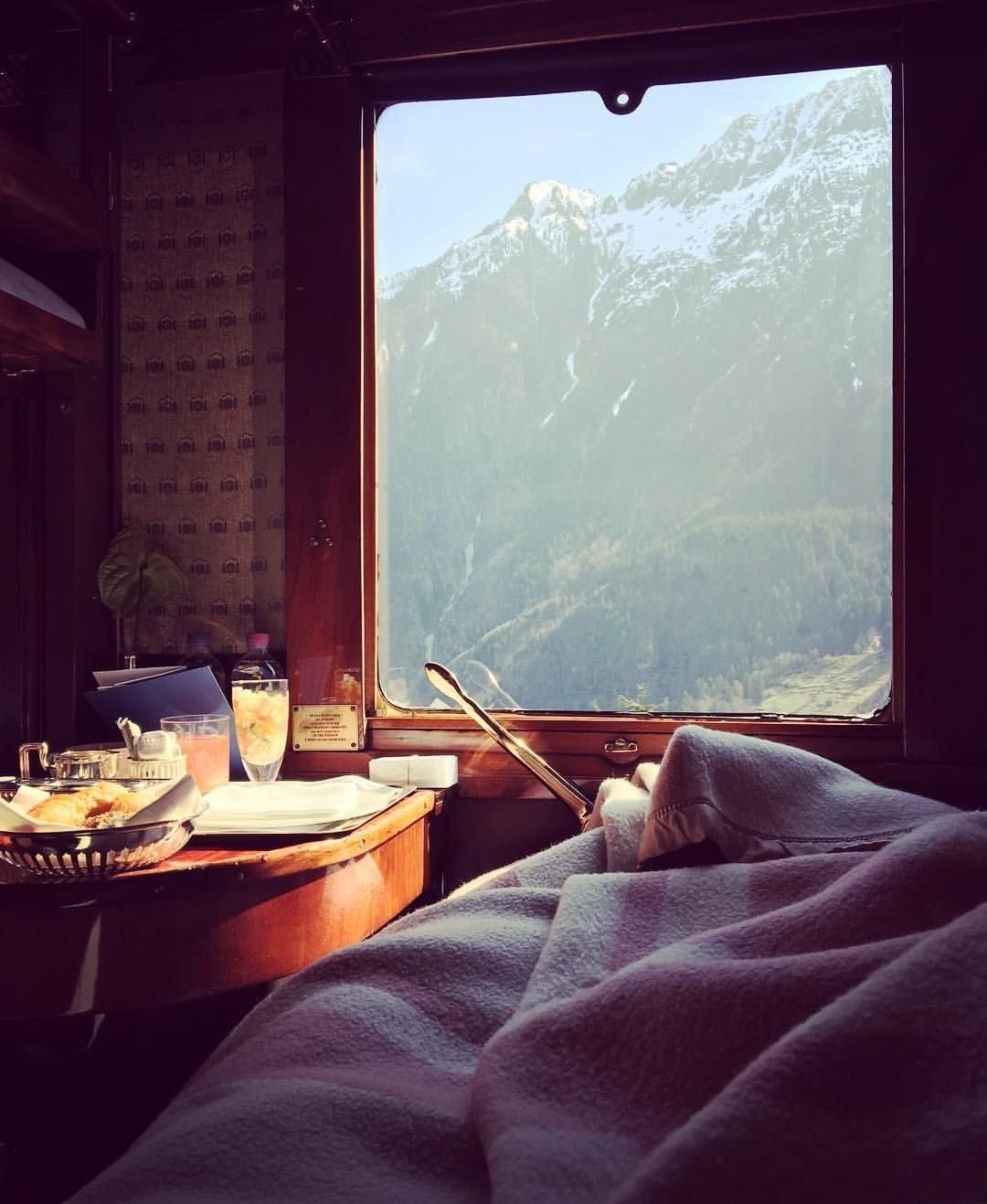 Красивый вид из окна поезда