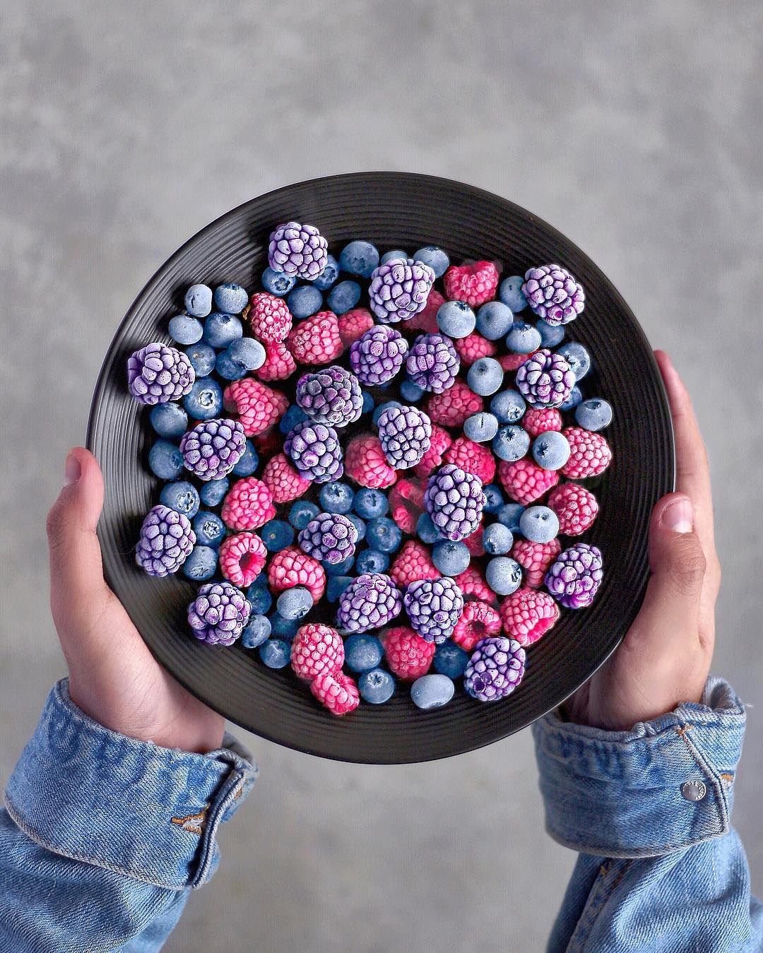 Ягоды в руках Эстетика