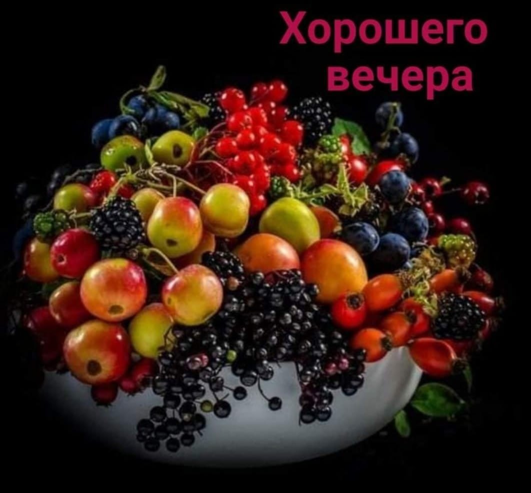 Фрукты на черном фоне