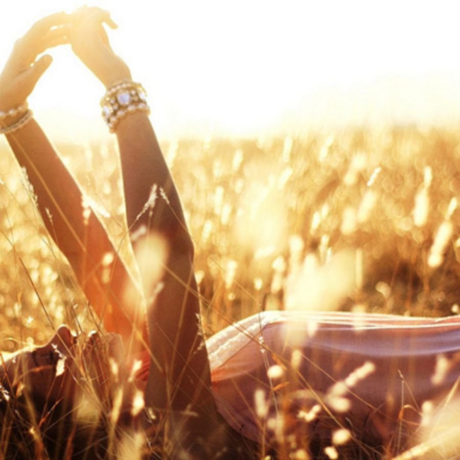 Девушка в лучах солнца