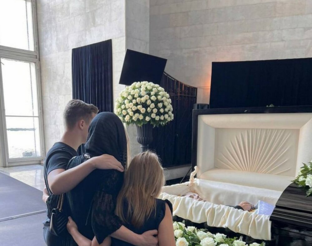 Жена Юрия Шатунова на похоронах