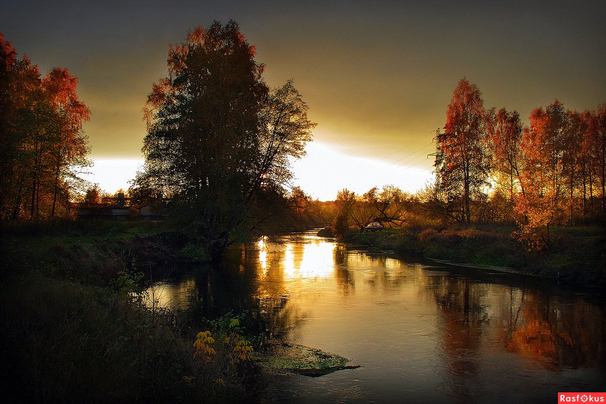 Осенний закат на реке