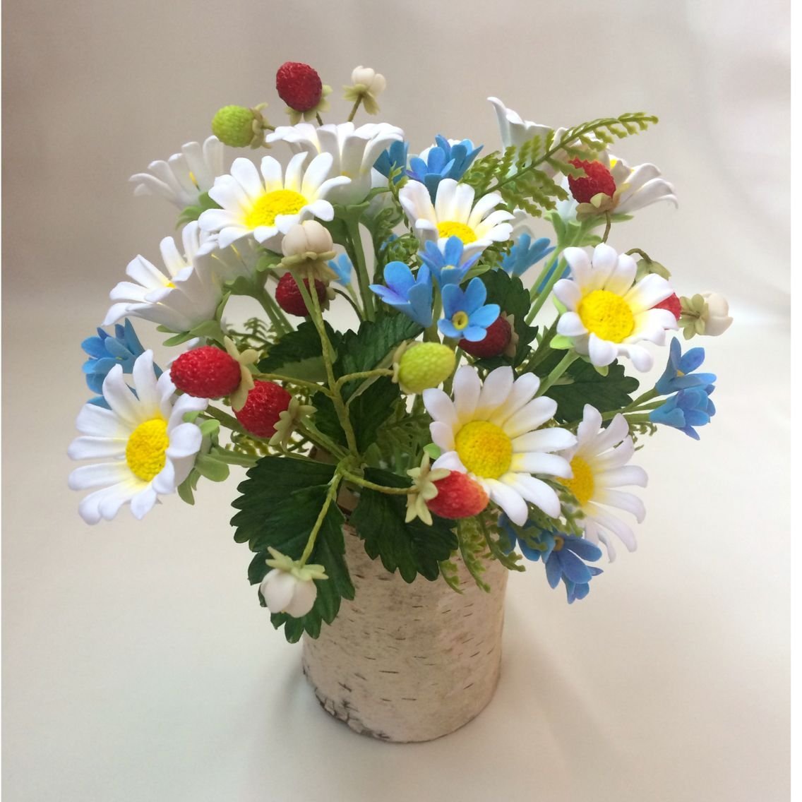 Девушка с букетом ромашек