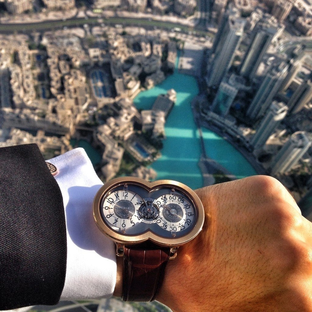 Дорогие часы на руке