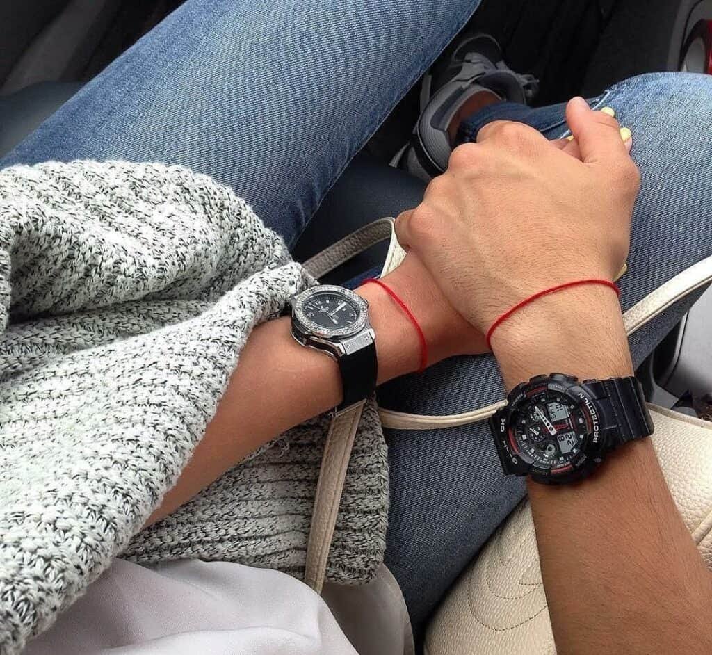 Парень и девушка с часами