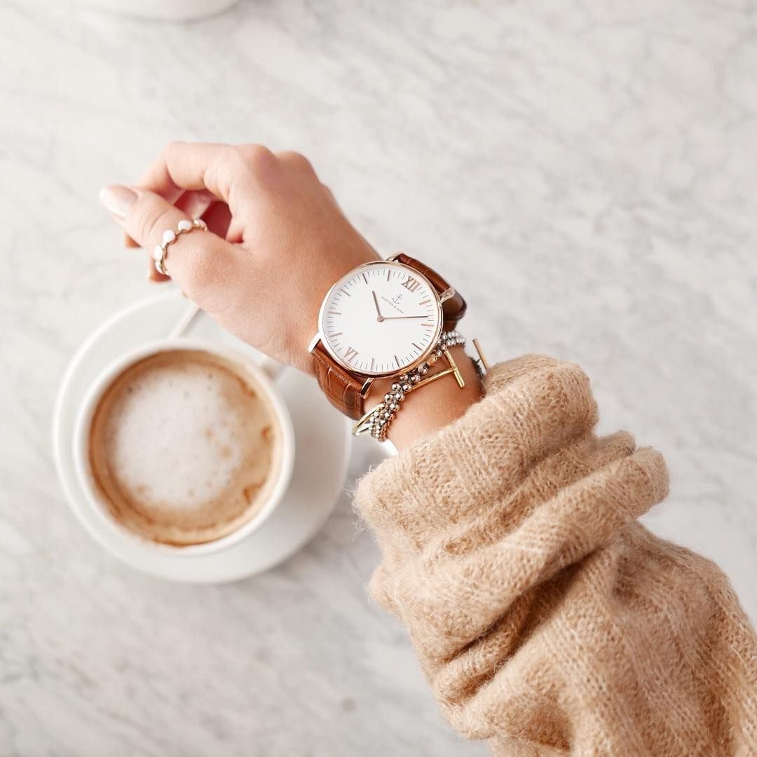 Кофе девушка часы