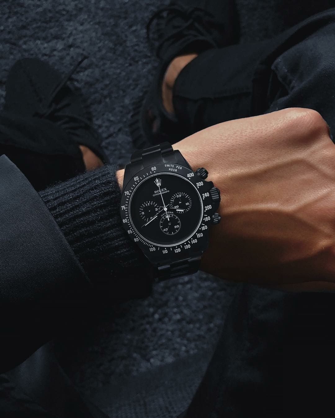 Часы мужские чёрные на руке