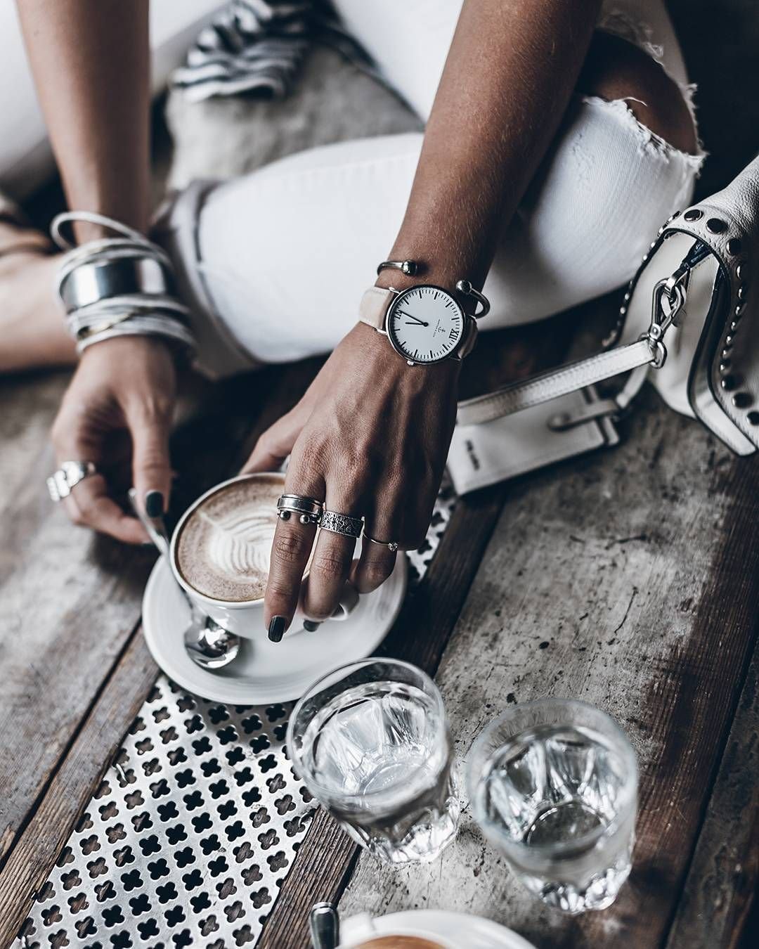 Кофе часы на руке девушка