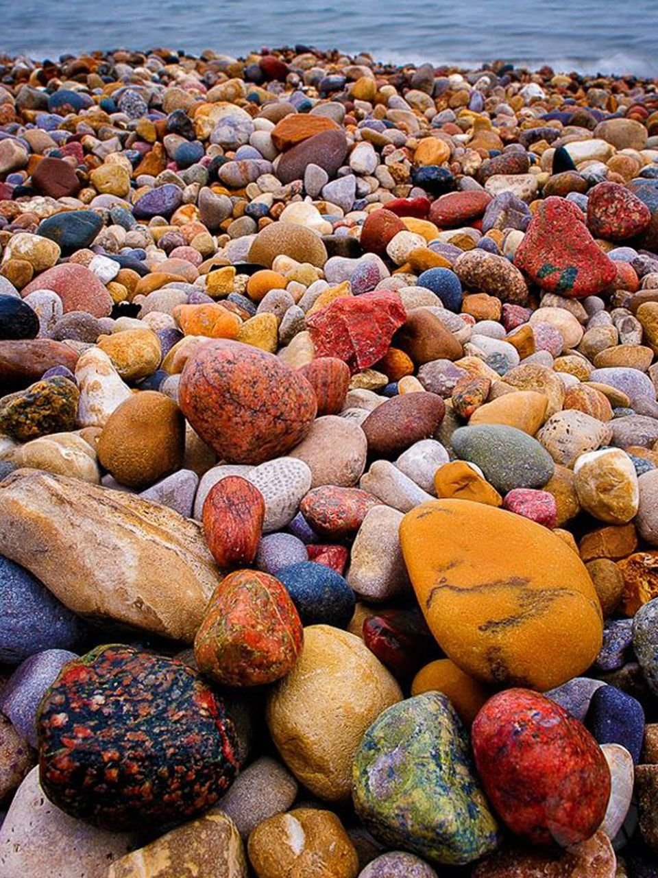 Яшмовый пляж камни