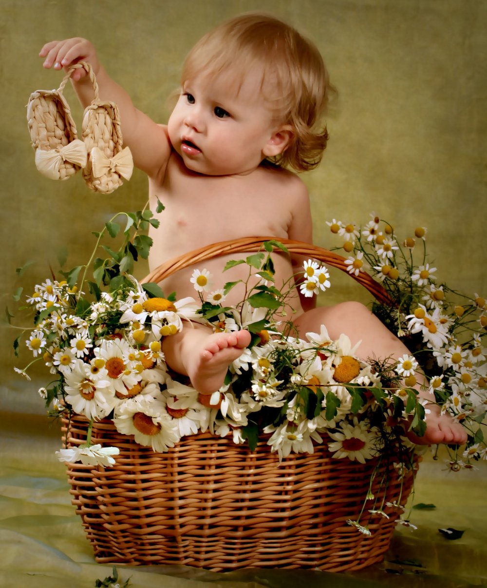 Маленькие детки с цветами