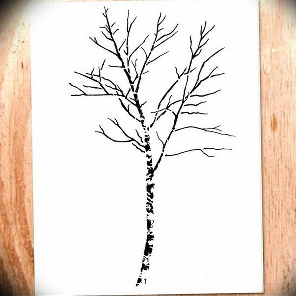 Коричневое дерево без листьев