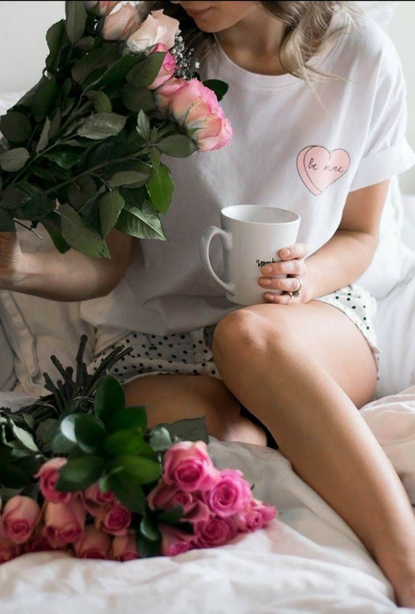 Цветы в постели утром