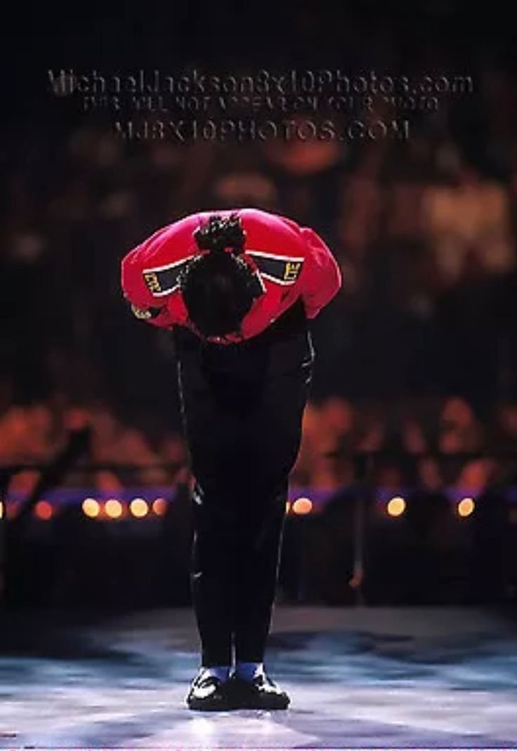 Майкл Джексон кланяется