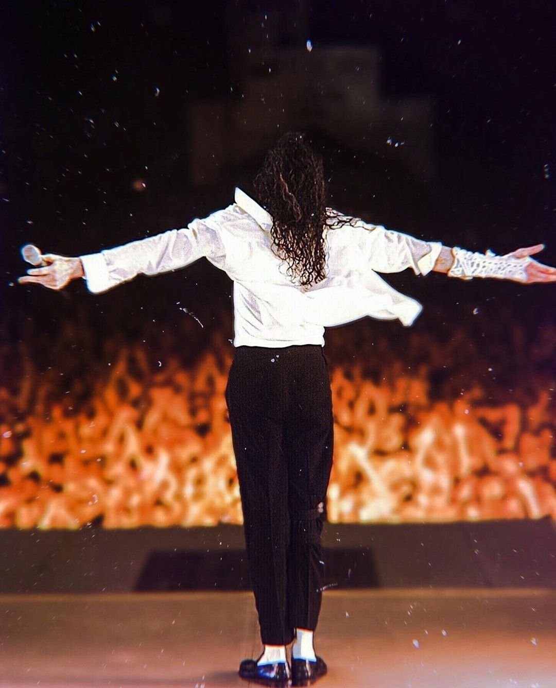 Майкл Джексон вид сзади