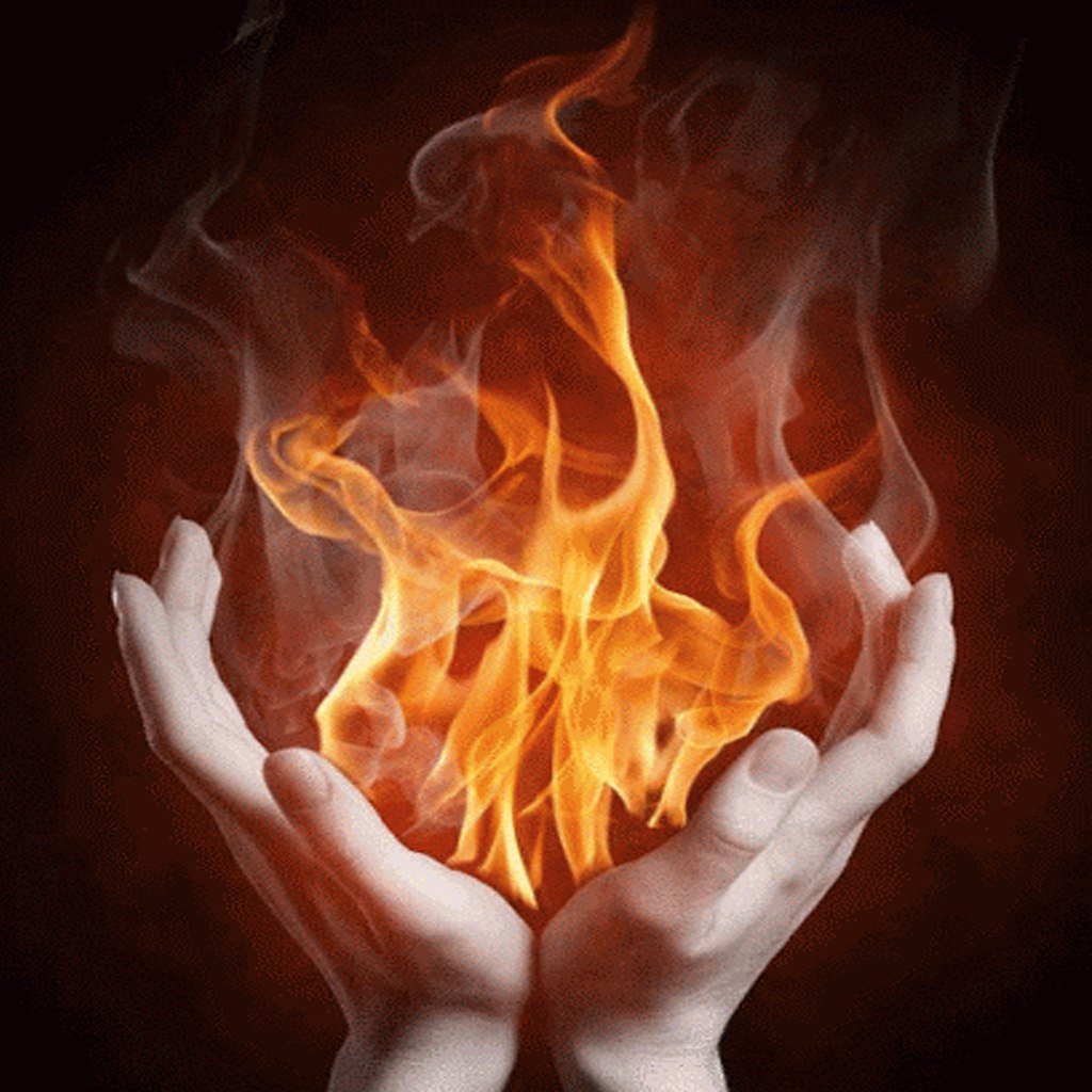 Сердце в руках в огне