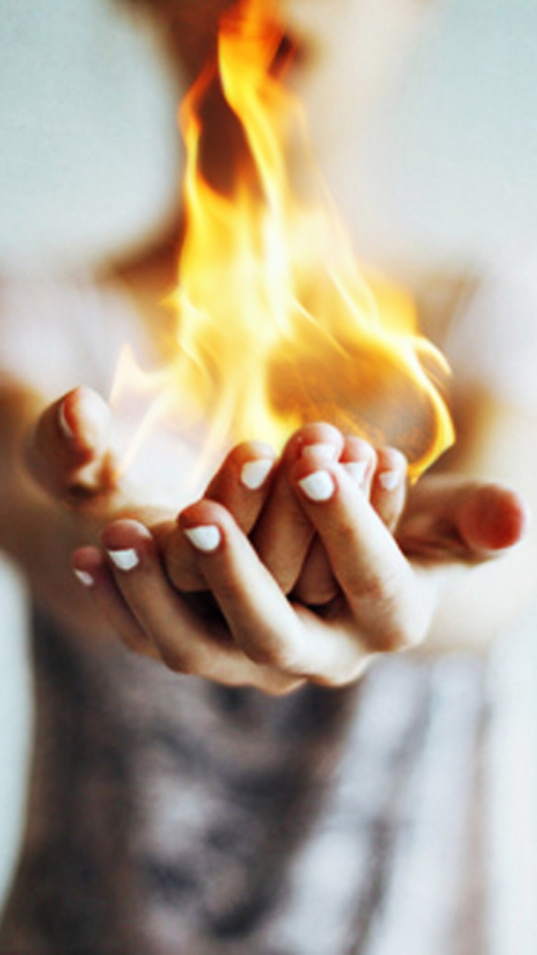 Женские руки в огне