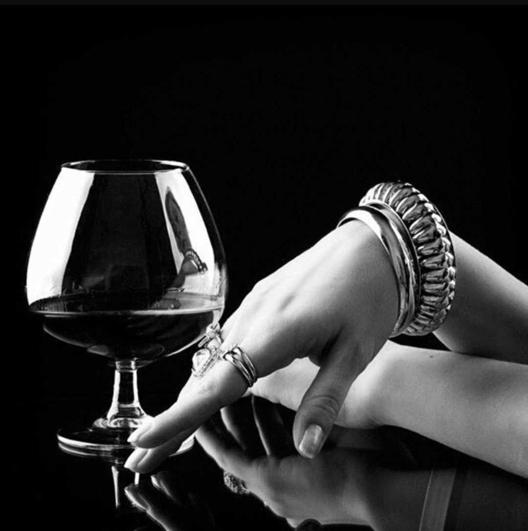 Девушка с бокалом коньяка