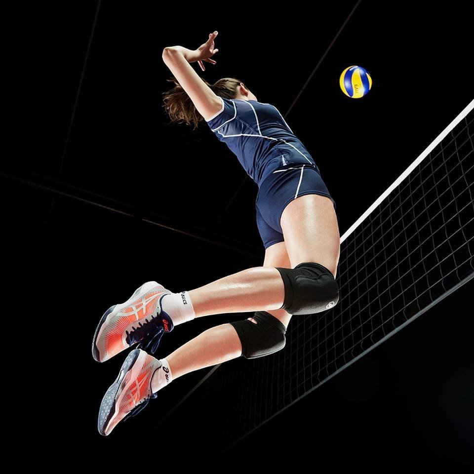 Эстетика волейбольного мяча и рук