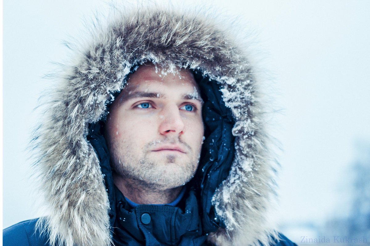 Мужчина зимой на улице