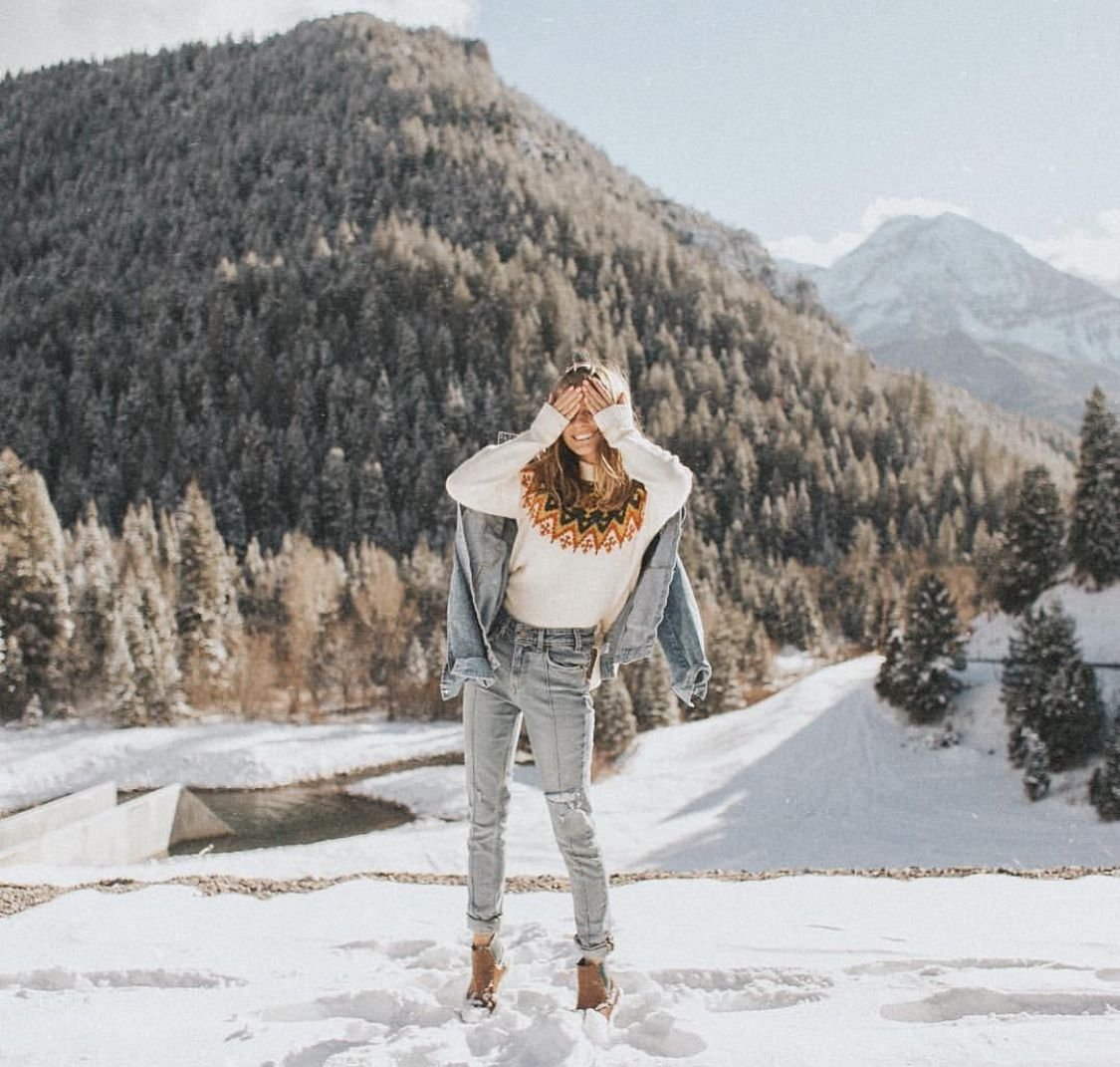 Девушка в горах зимой
