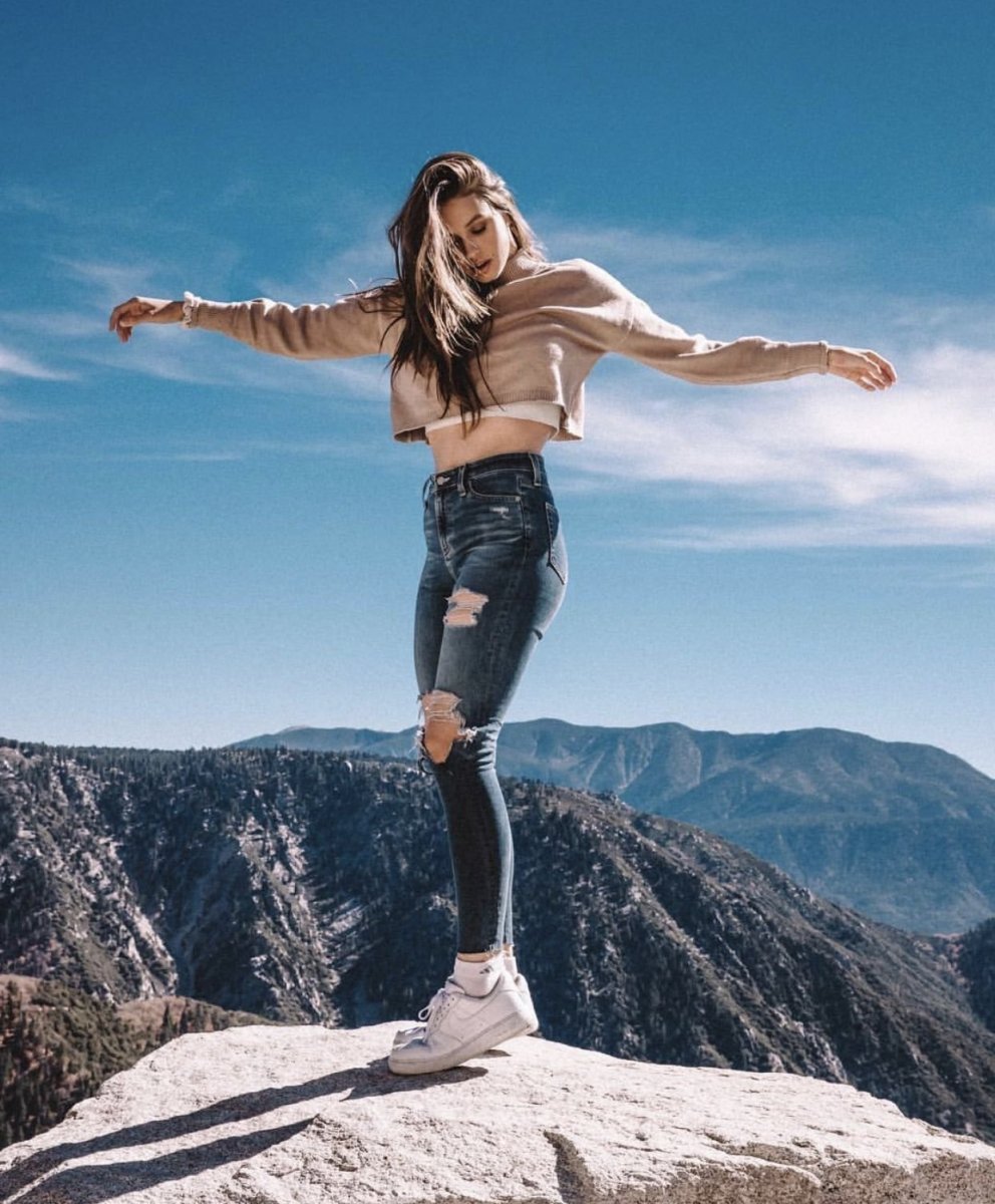 Красивая девушка в горах