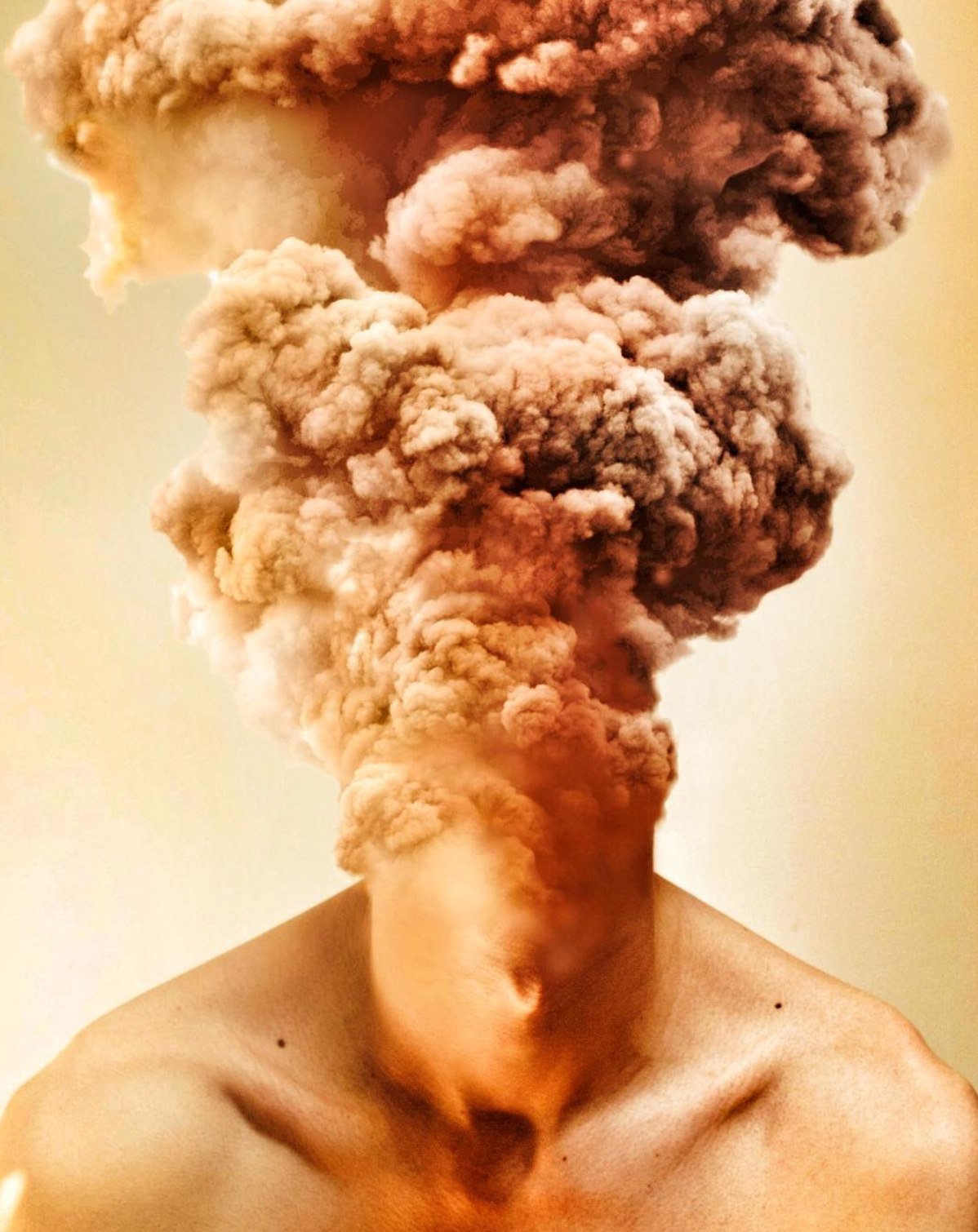 Человек взрывается эмоциями