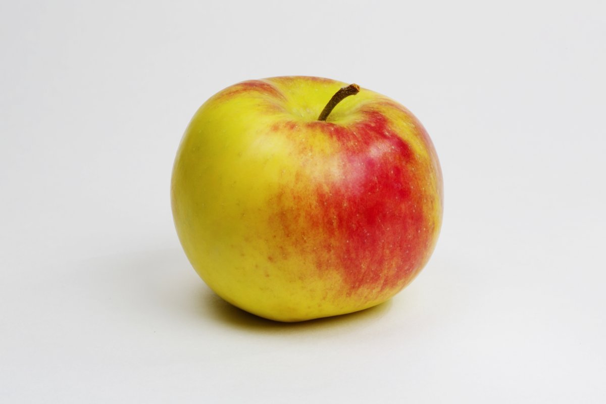 Яблоко на белом фоне