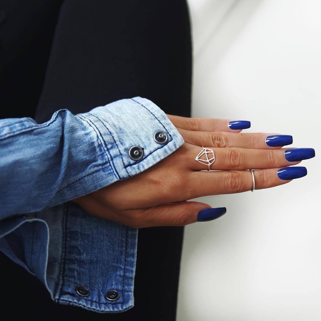 Рука с маникюром