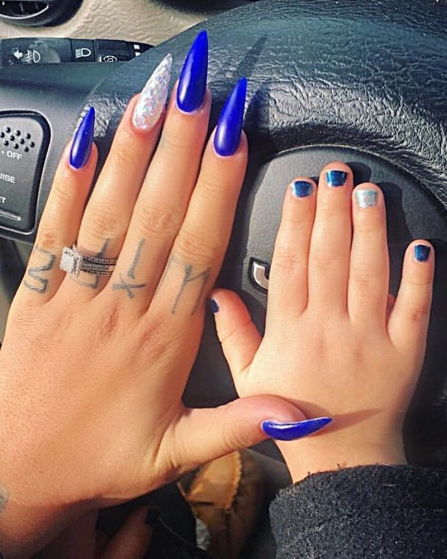 Синие ногти на руках