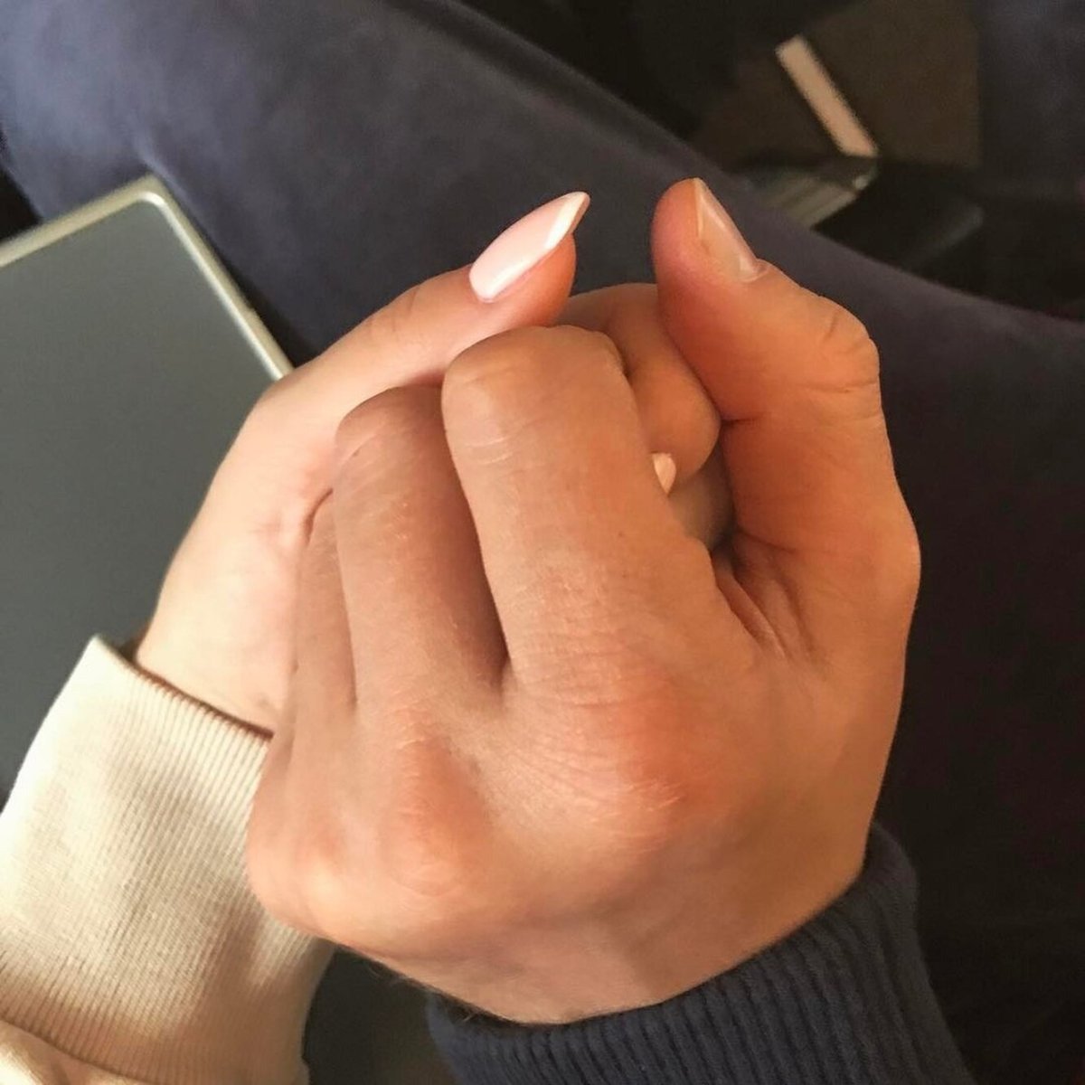 Женская рука в мужской руке