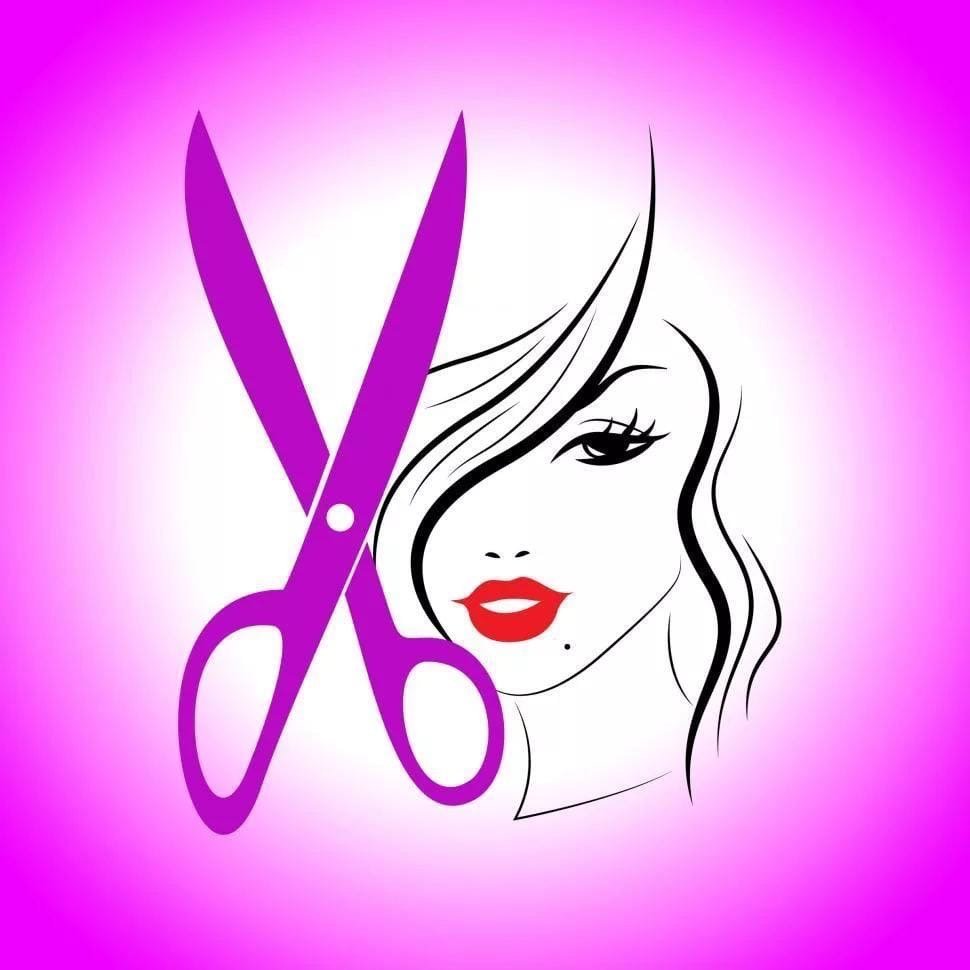 Девушка сушит волосы