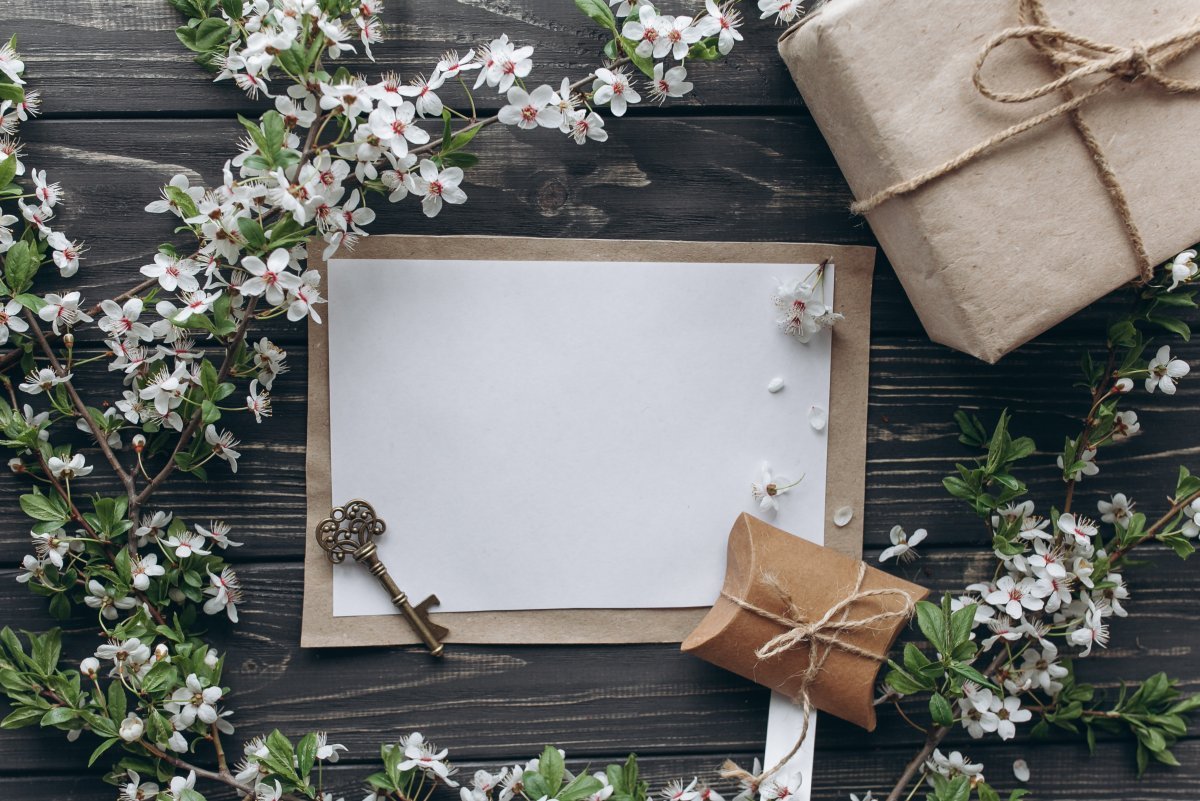 Цветы на фоне дерева