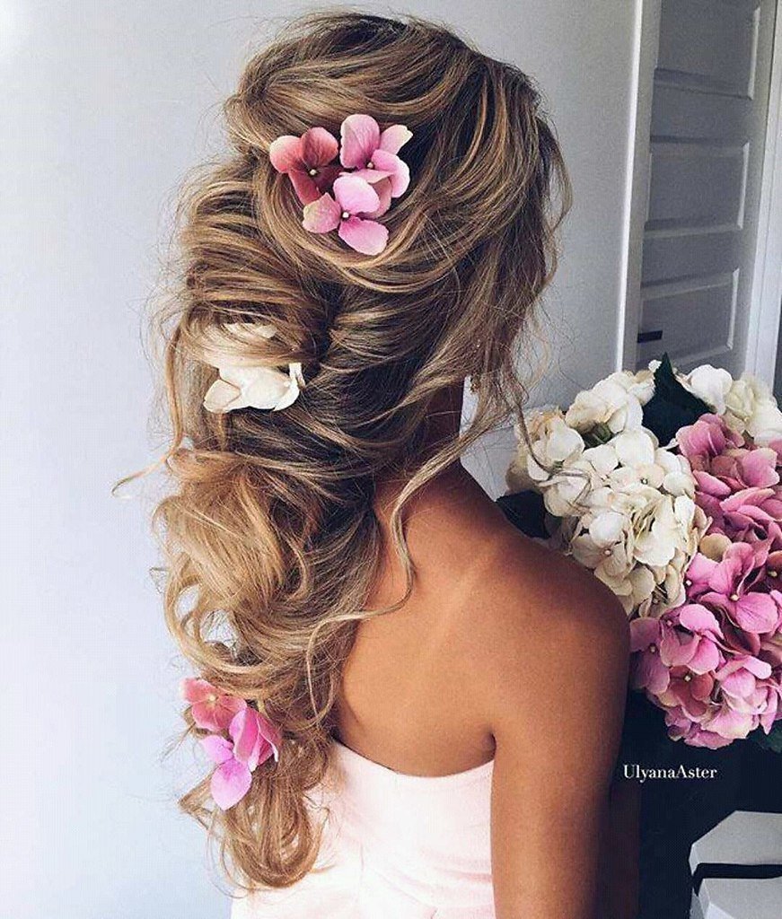 Локоны с цветами в волосах