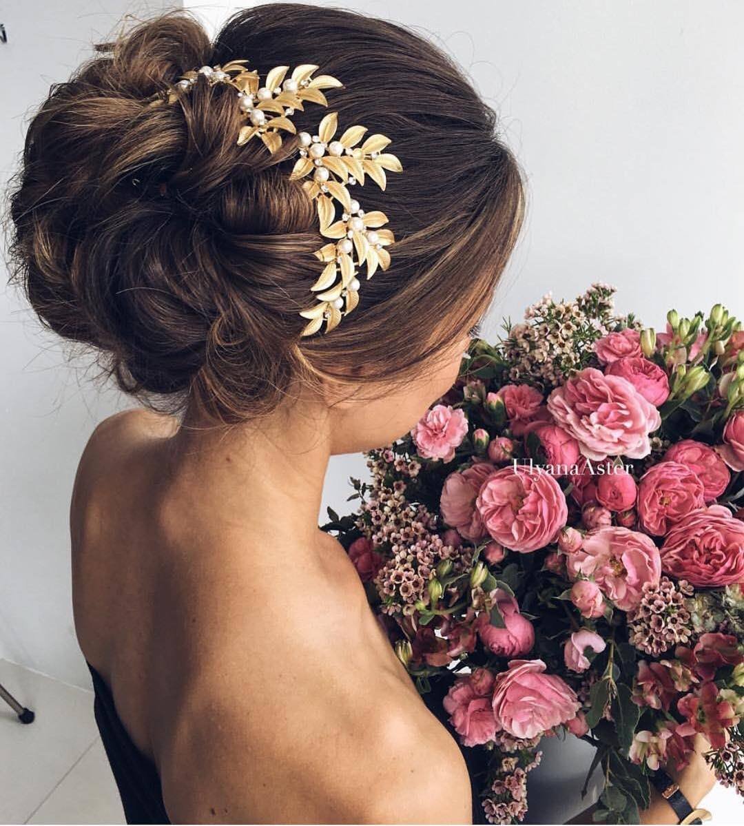 Высокая прическа с цветами