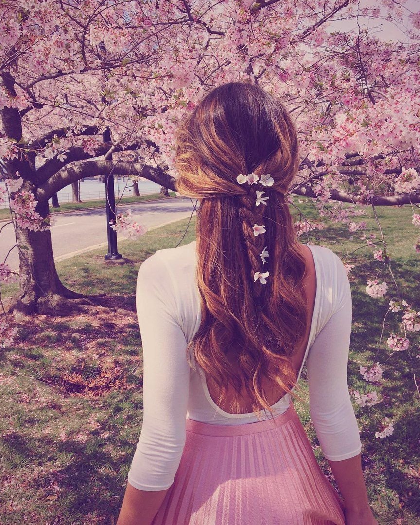 Милые девушки спиной