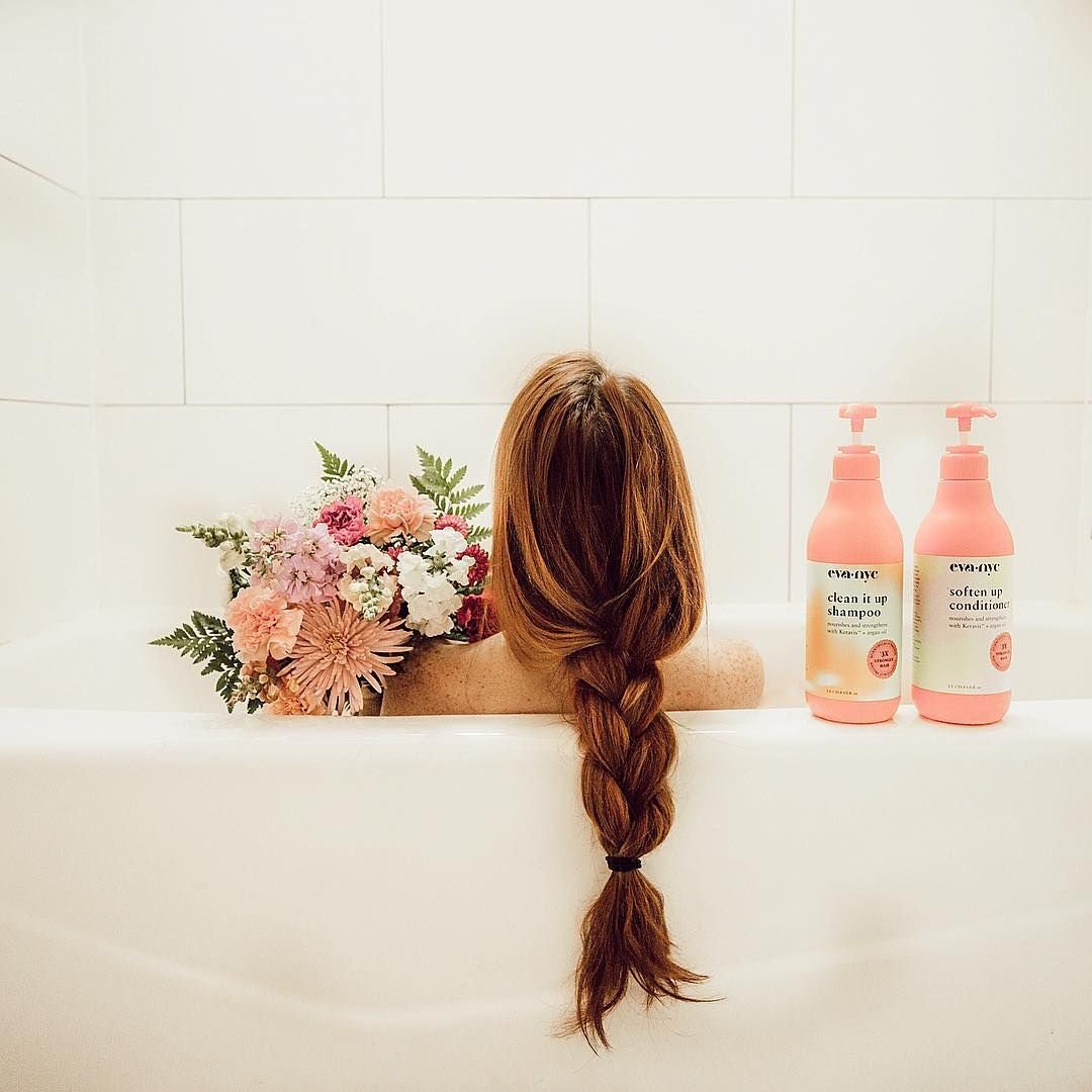 Девушка с шампунем