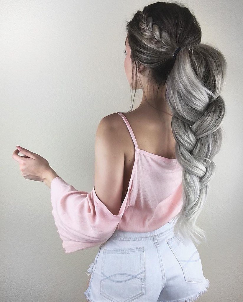 Пепельные волосы в хвосте