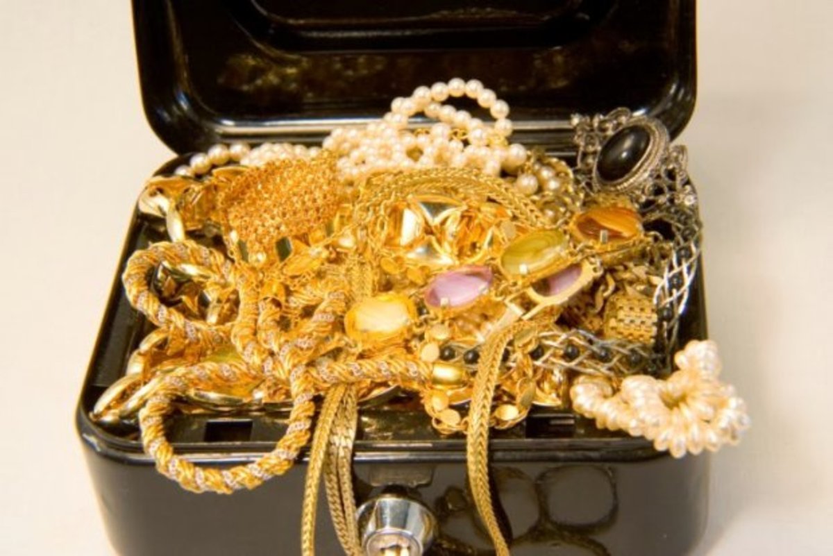 Шкатулка с золотыми украшениями