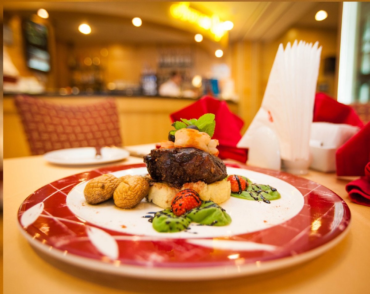 Официант в ресторане