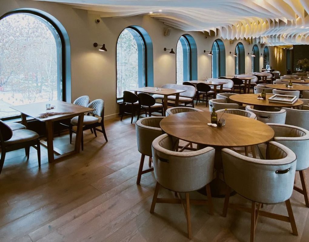 Ужин в ресторане с друзьями