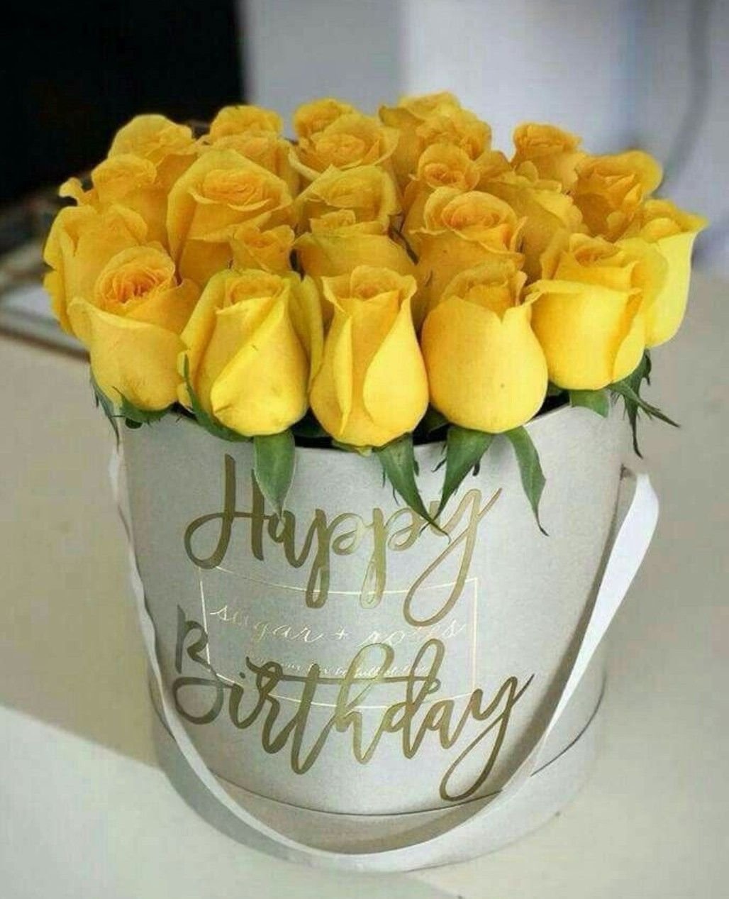 С днем рождения стильная желтая