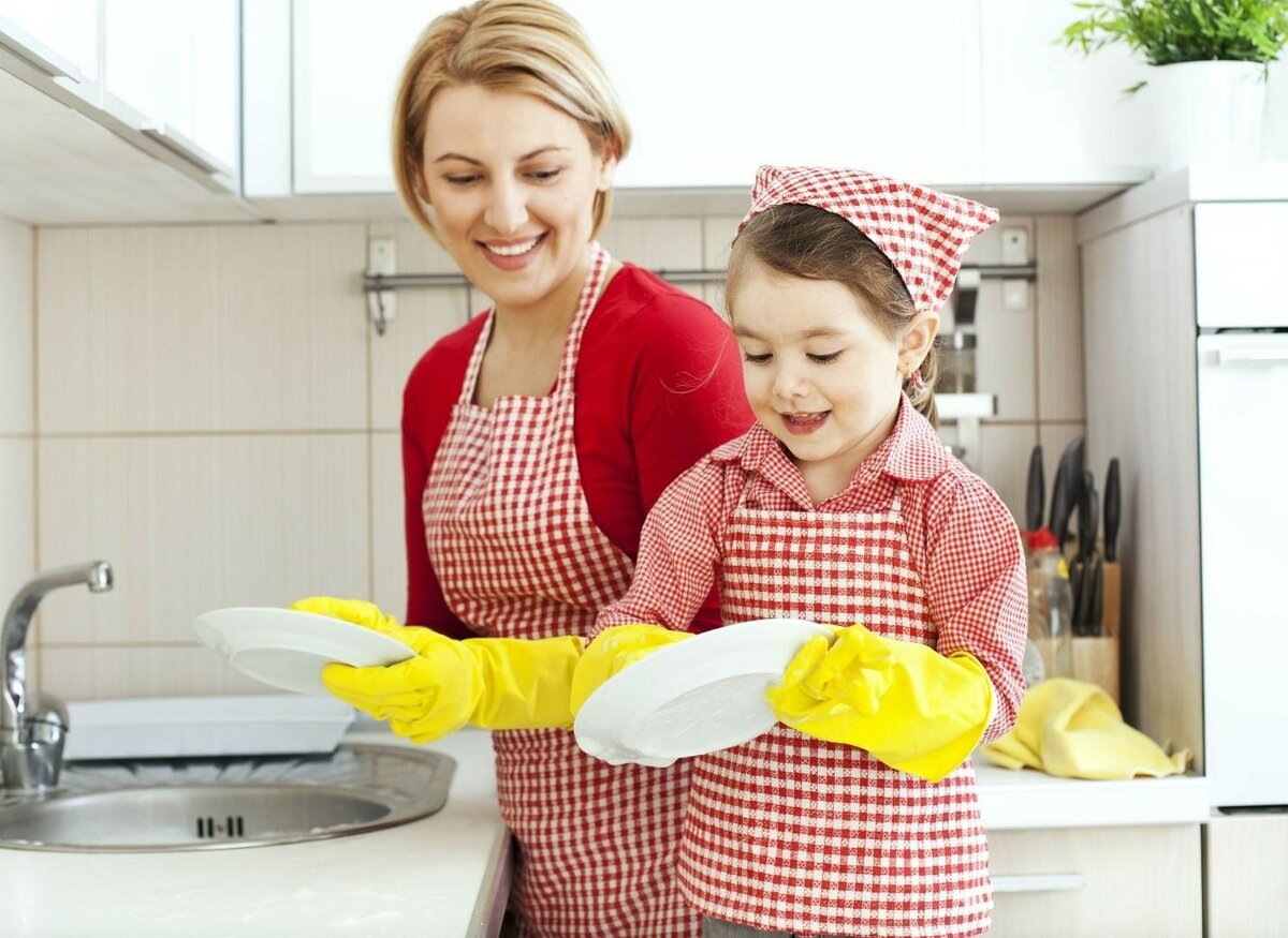 Девочки мультяшки убираются в комнате