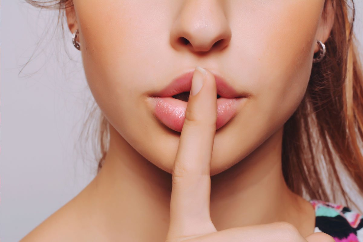 Палец у губ тихо